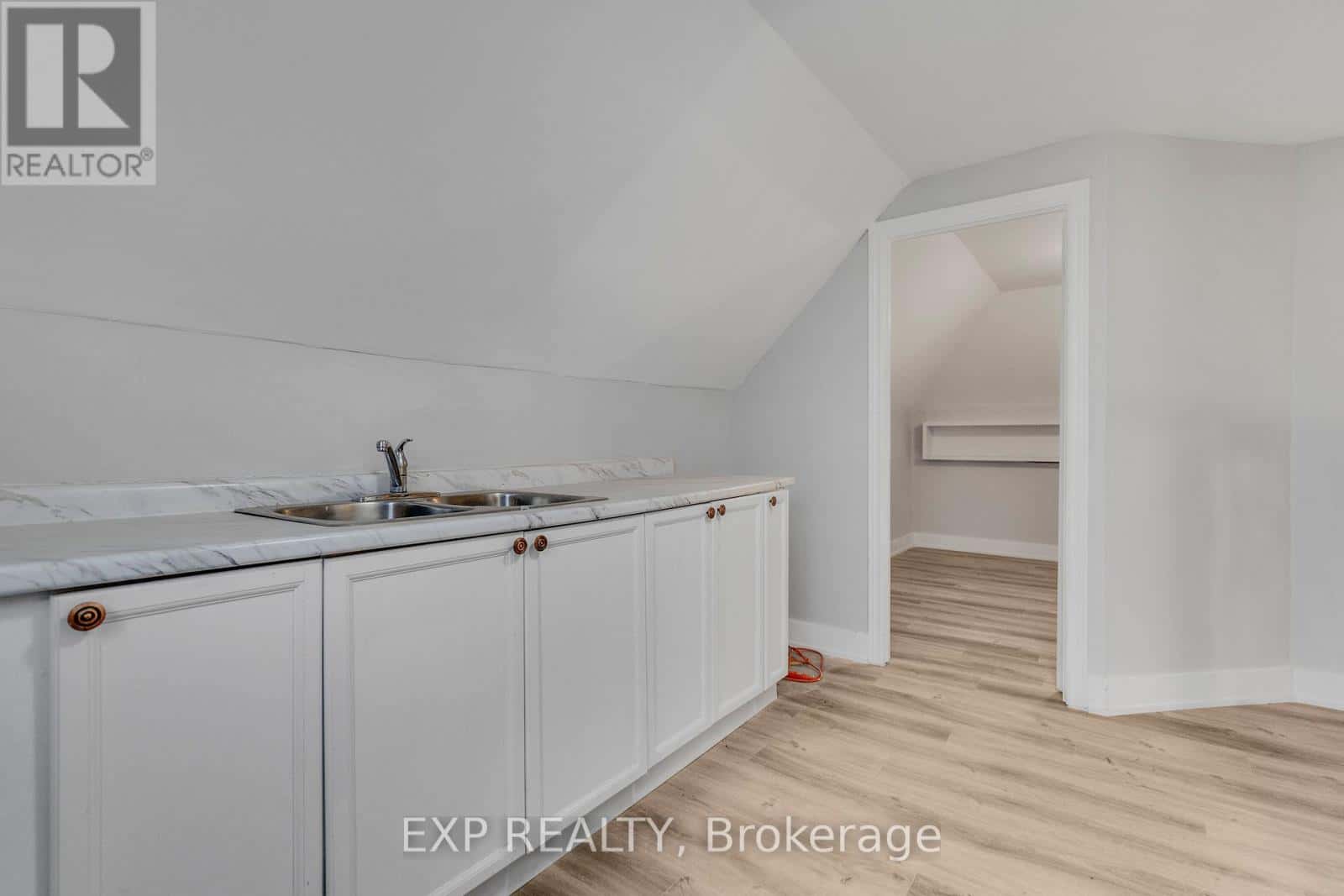 23 LYNDHURST STREET — Hamilton (Industrial Sector) - Photo 3 of 50