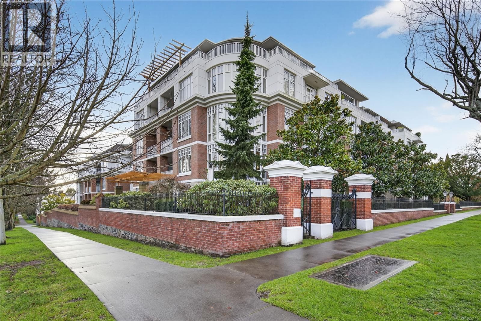 415 999 Burdett Ave — Victoria - Main photo