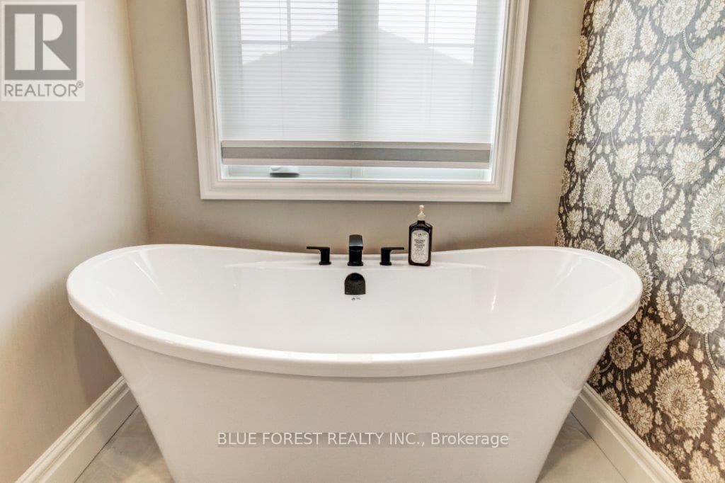 192 FOXBOROUGH PLACE — Thames Centre (Thorndale) - Main photo