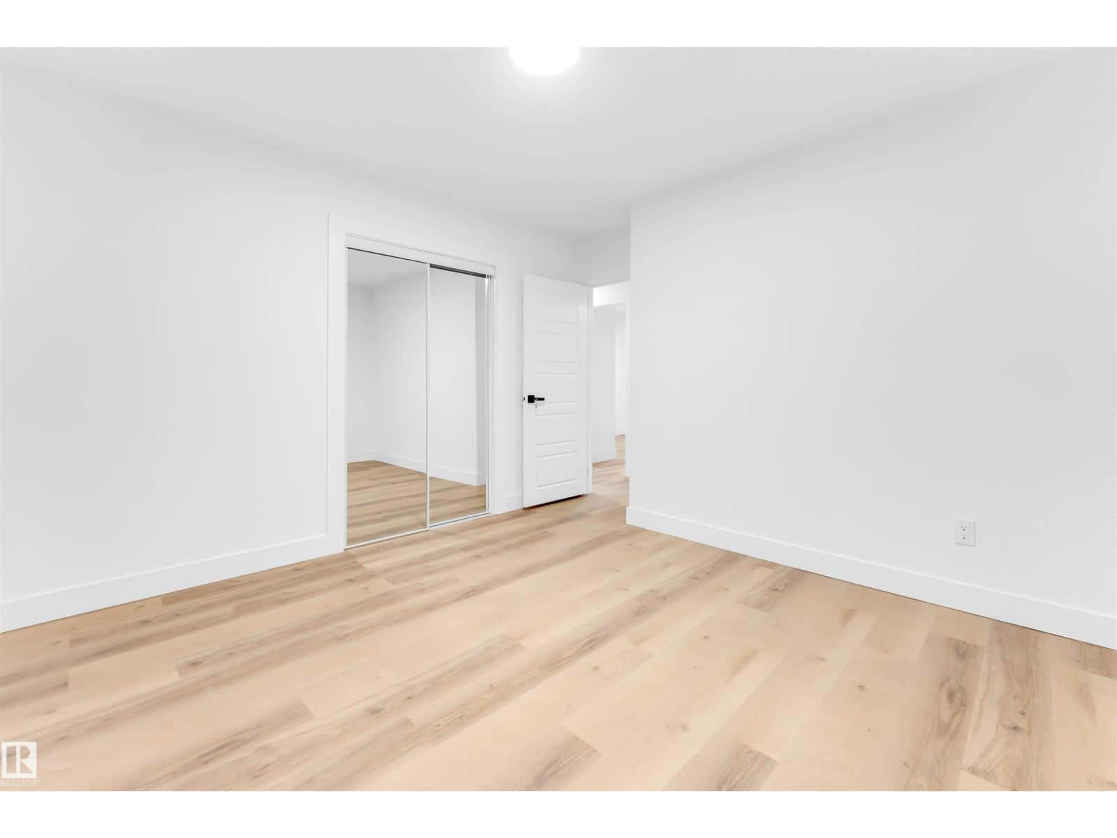 Edmonton — Edmonton - Photo 2 of 36