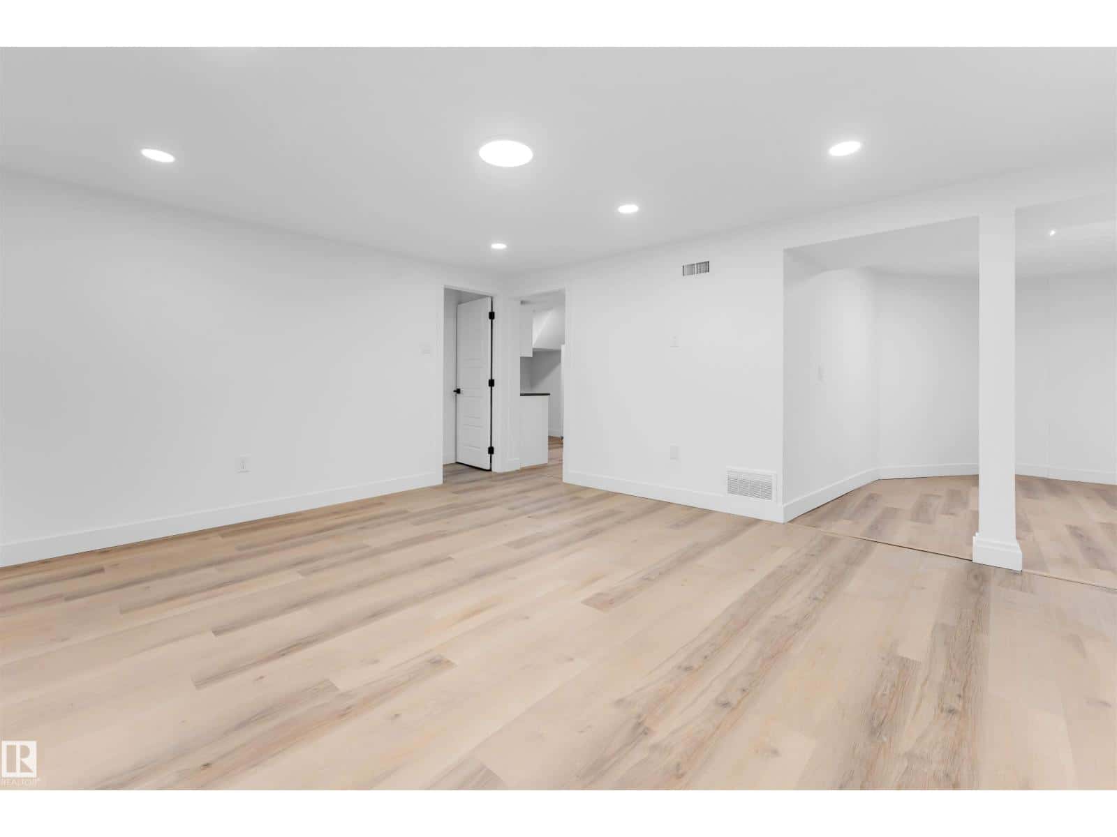 Edmonton — Edmonton - Photo 4 of 36