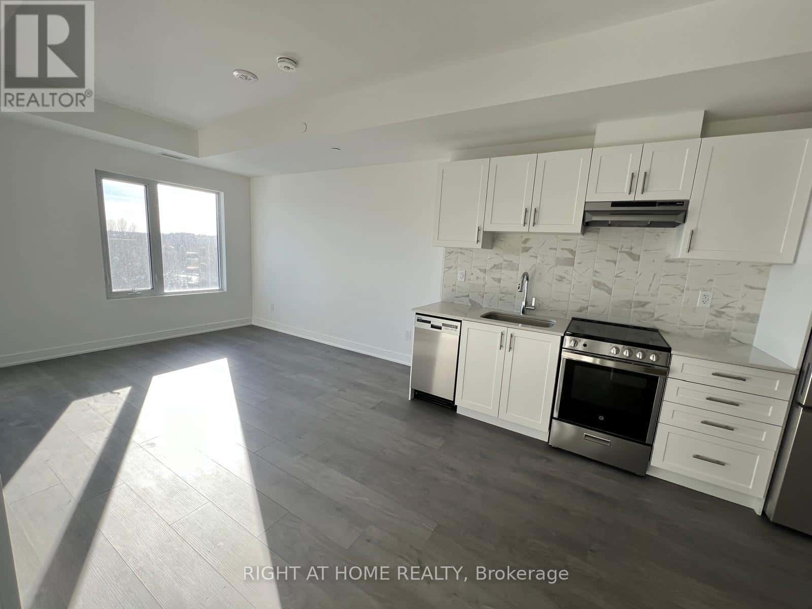 B705 - 705 DAVIS DRIVE — Newmarket (Huron Heights-Leslie Valley) - Photo 4 of 15