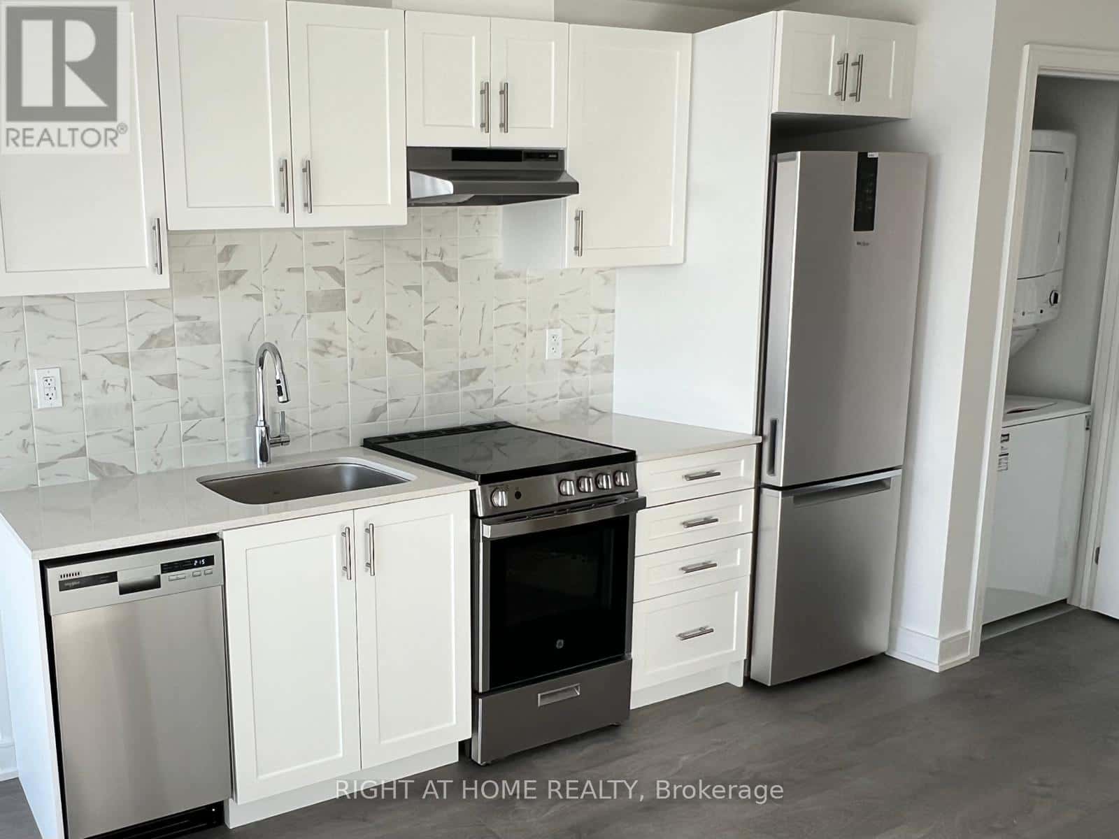 B705 - 705 DAVIS DRIVE — Newmarket (Huron Heights-Leslie Valley) - Photo 3 of 15