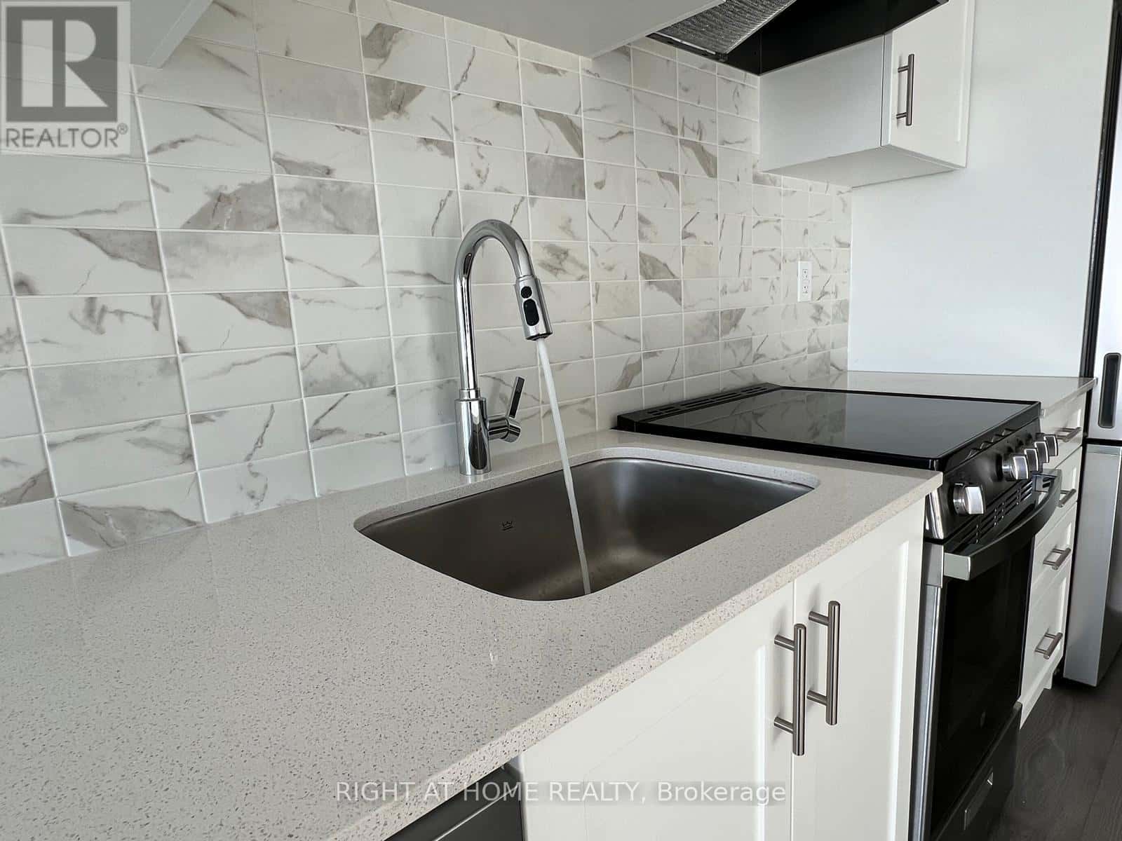 B705 - 705 DAVIS DRIVE — Newmarket (Huron Heights-Leslie Valley) - Photo 2 of 15