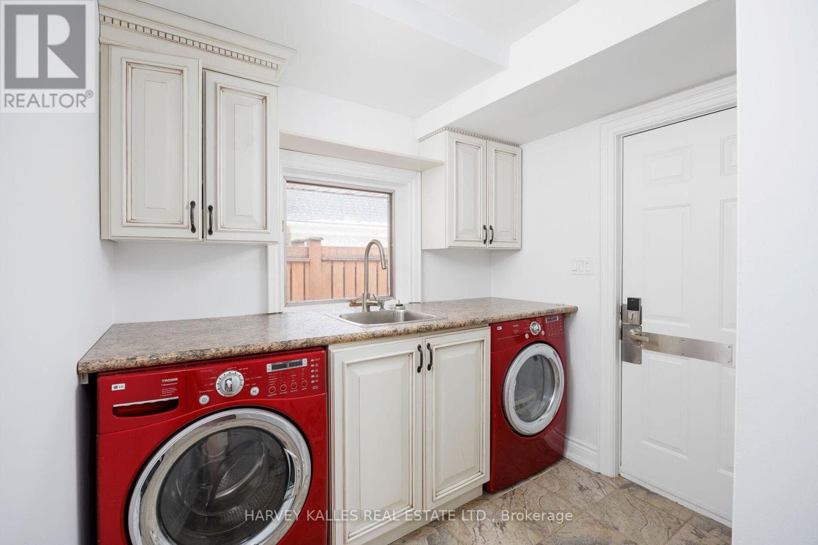 22 FINCHLEY ROAD — Toronto (Edenbridge-Humber Valley) - Main photo