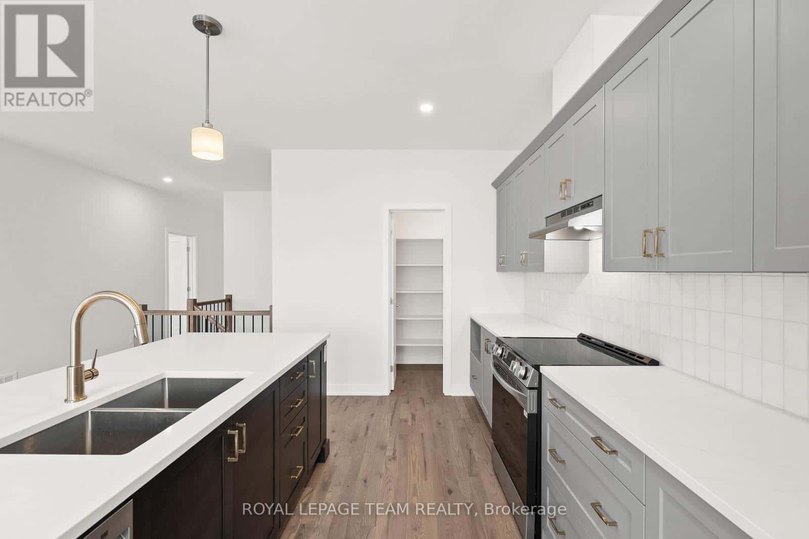 Brockville — Brockville - Photo 2 of 42