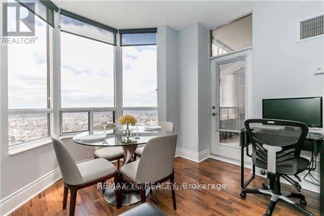 Toronto (Willowdale East) — Toronto (Willowdale East) - Photo 4 of 20