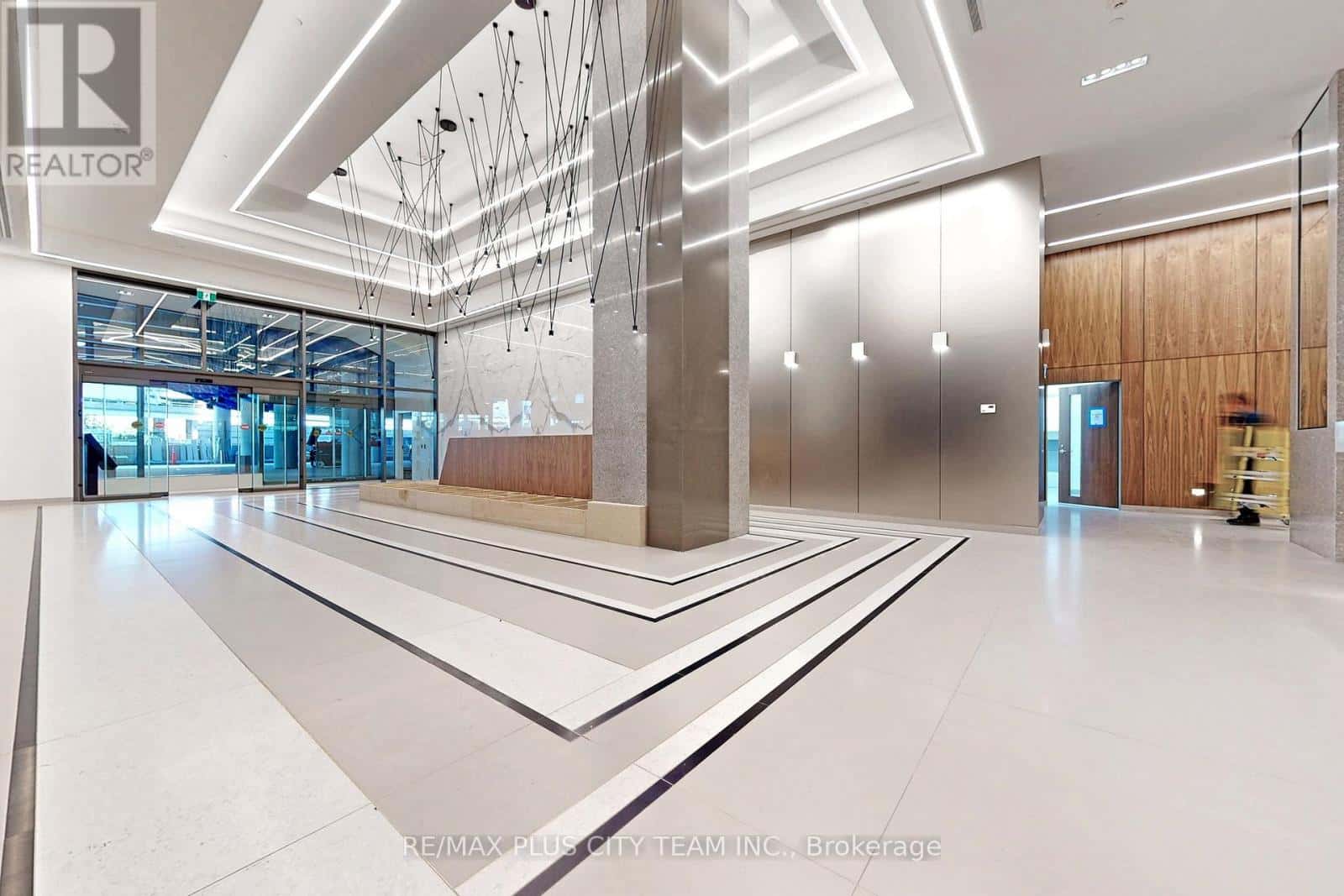 Toronto (Waterfront Communities) — Toronto (Waterfront Communities) - Photo 2 of 26