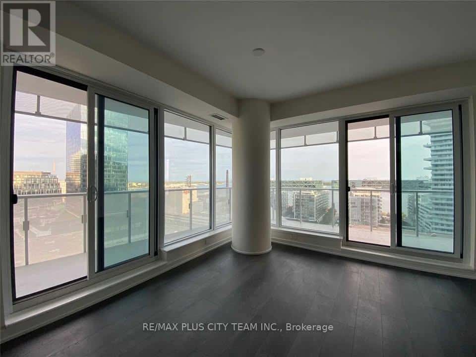 Toronto (Waterfront Communities) — Toronto (Waterfront Communities) - Photo 4 of 26