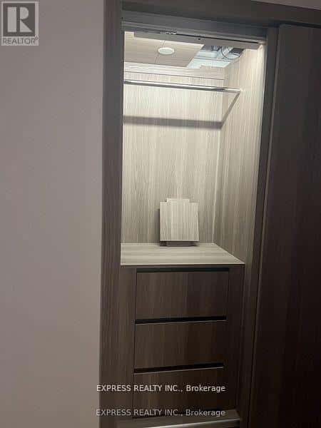 Toronto (Waterfront Communities) — Toronto (Waterfront Communities) - Photo 5 of 9