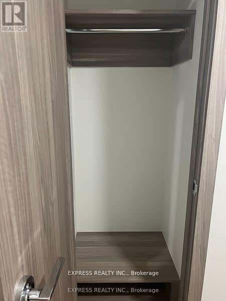 Toronto (Waterfront Communities) — Toronto (Waterfront Communities) - Photo 4 of 9