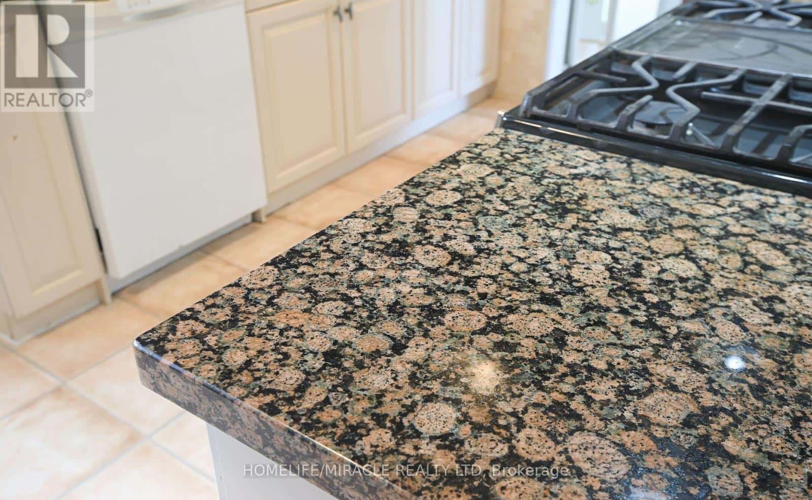 28 PETERSON COURT N — Brampton (Heart Lake East) - Photo 3 of 39