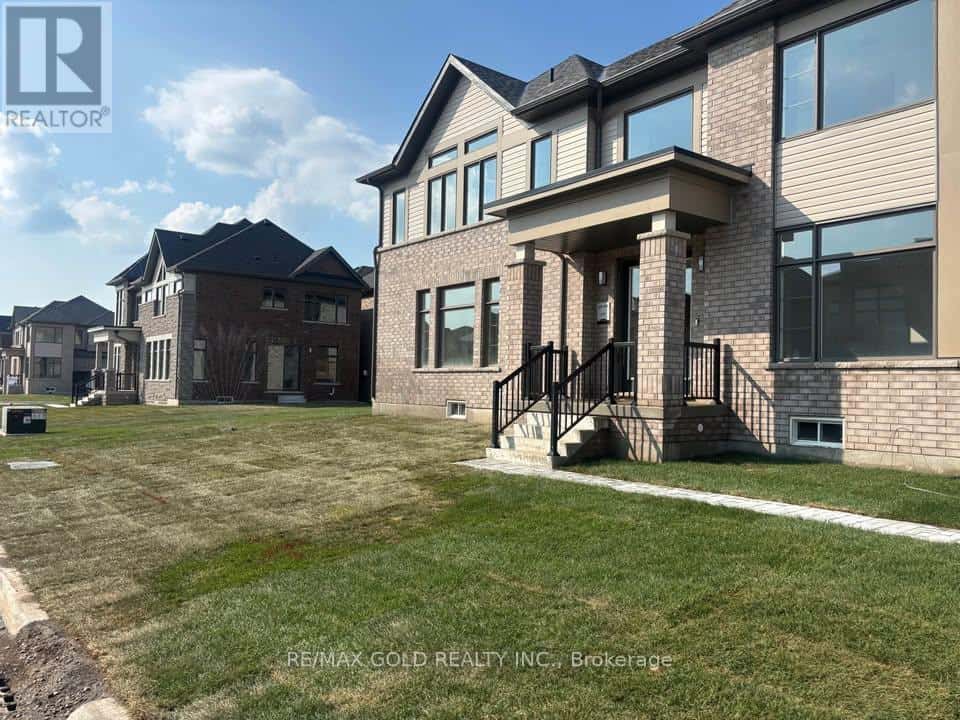 Erin — Erin - Photo 2 of 15