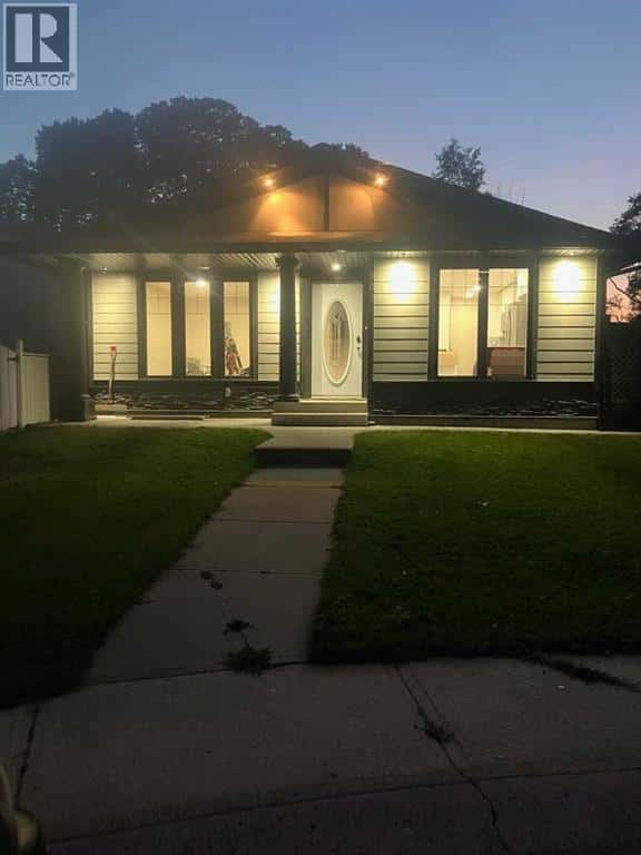 505 7 Street SE — High River, Alberta - Photo 2 of 35