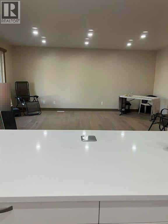 505 7 Street SE — High River, Alberta - Photo 4 of 35