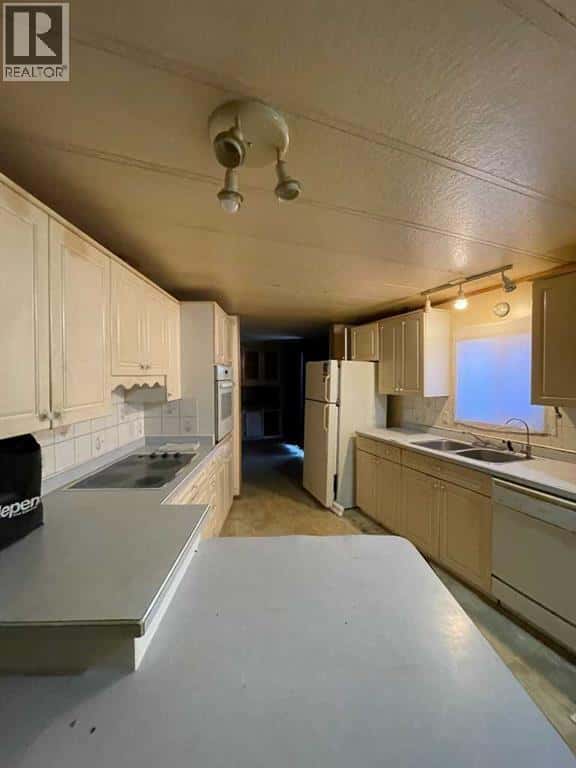 9902 106A Street — High Level, Alberta - Photo 3 of 13