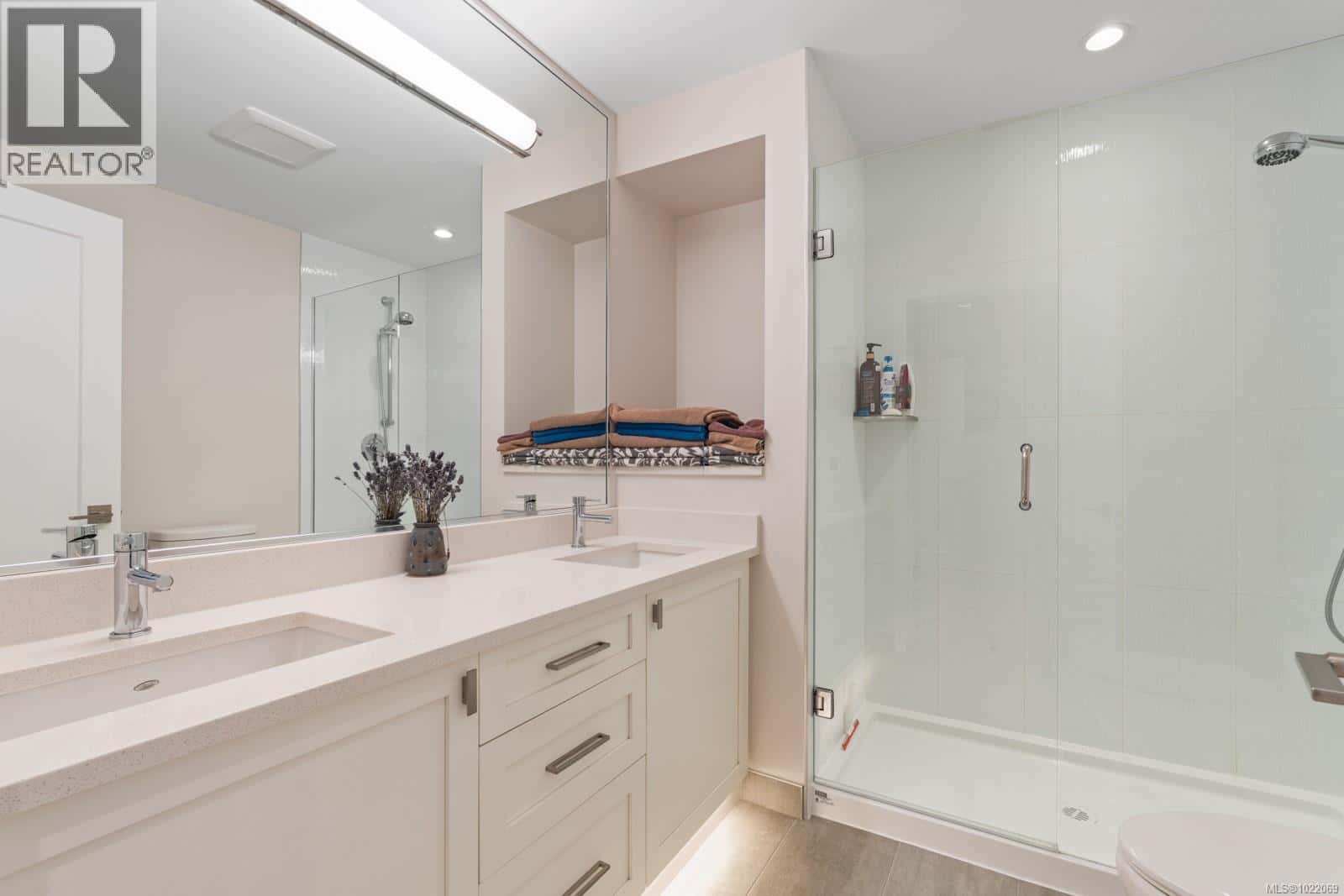 Sidney — Sidney - Photo 5 of 34