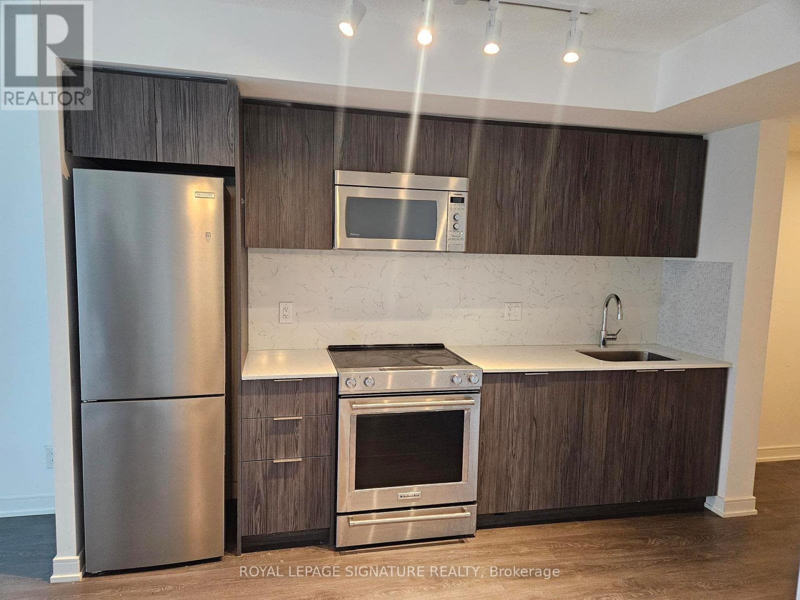 1011 - 30 SAMUEL WOOD WAY — Toronto (Islington-City Centre West) - Main photo