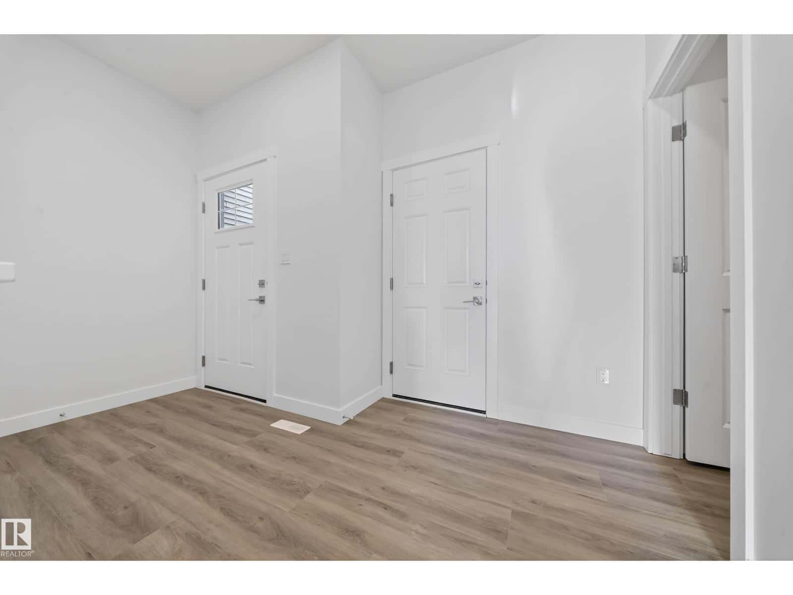 Edmonton — Edmonton - Photo 4 of 37