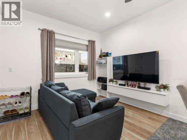 Whitehorse — Whitehorse - Photo 4 of 13