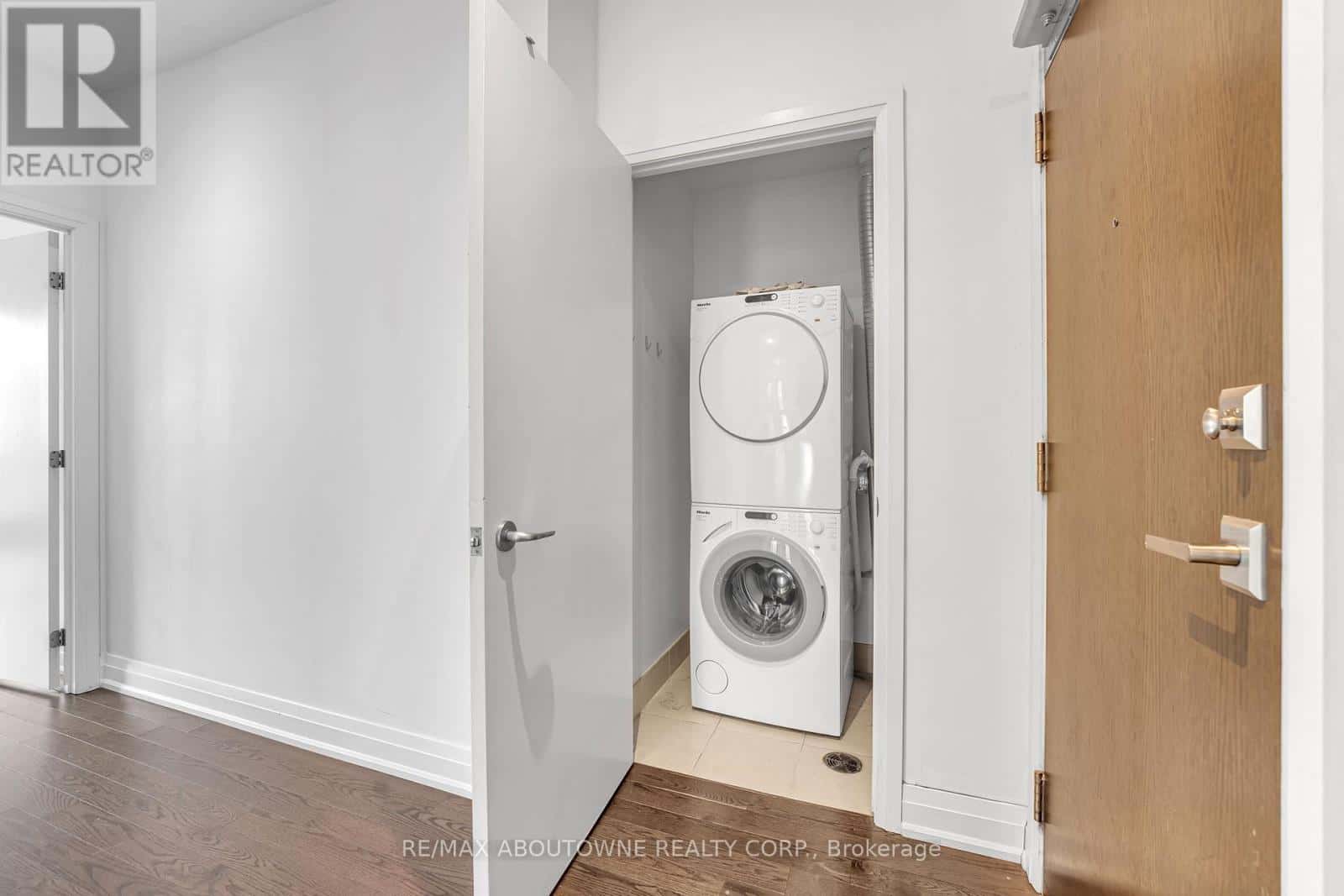 Toronto (Waterfront Communities) — Toronto (Waterfront Communities) - Photo 4 of 50