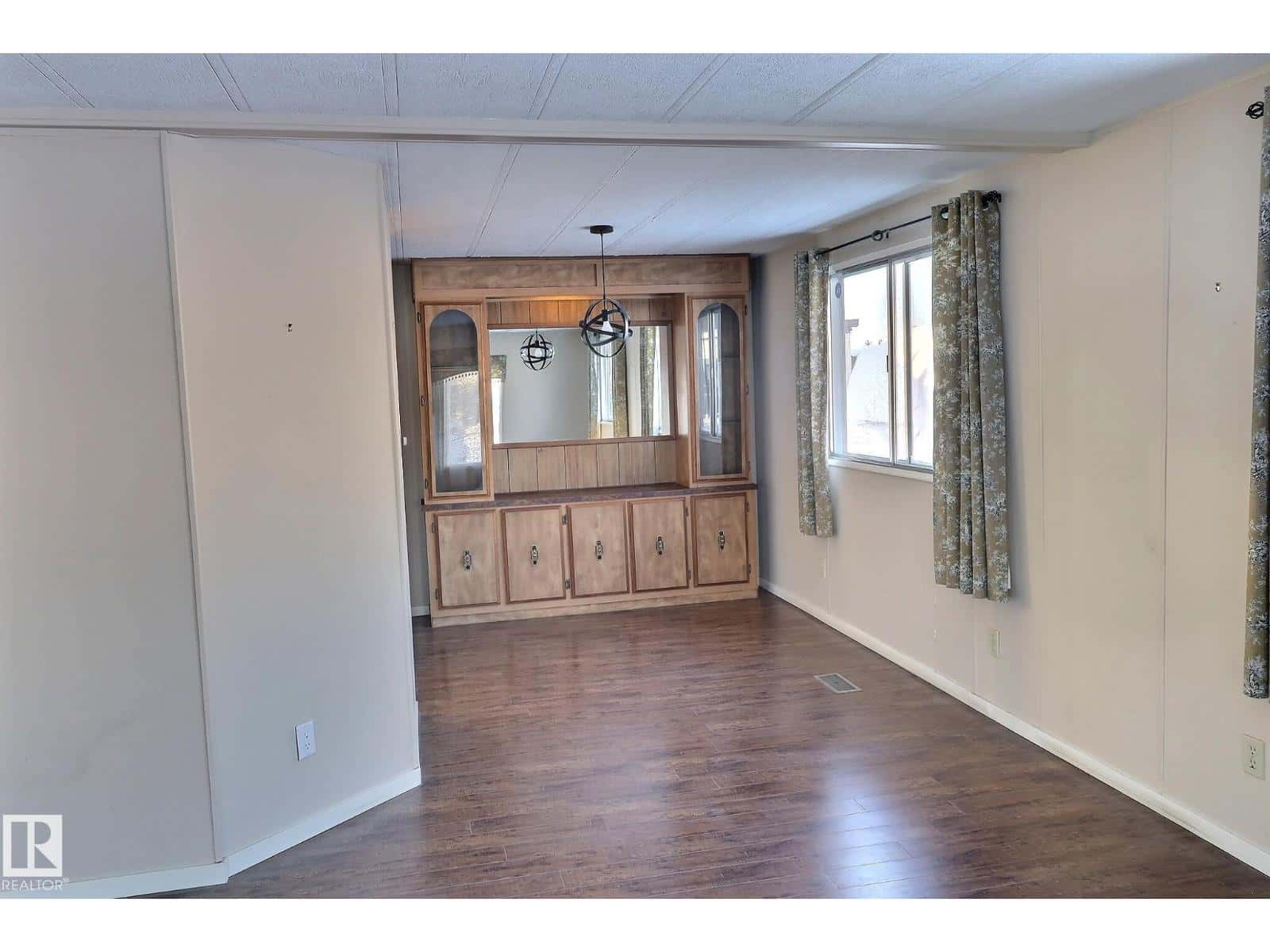 Edmonton — Edmonton - Photo 4 of 18