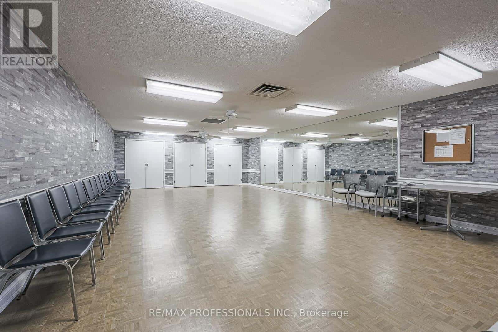 Toronto (Don Valley Village) — Toronto (Don Valley Village) - Photo 4 of 50