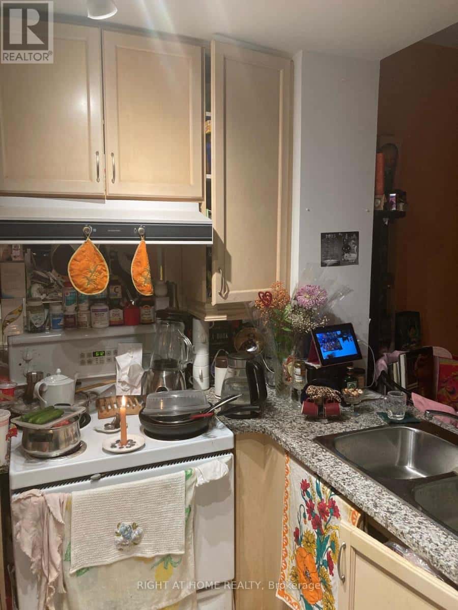 Toronto (Bayview Village) — Toronto (Bayview Village) - Photo 3 of 11