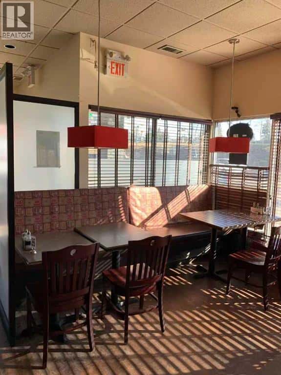 620, 20 crowfoot Crescent NW — Calgary - Photo 2 of 5