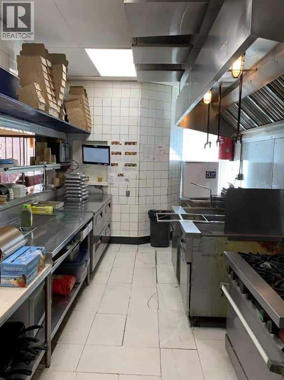 620, 20 crowfoot Crescent NW — Calgary - Photo 3 of 5