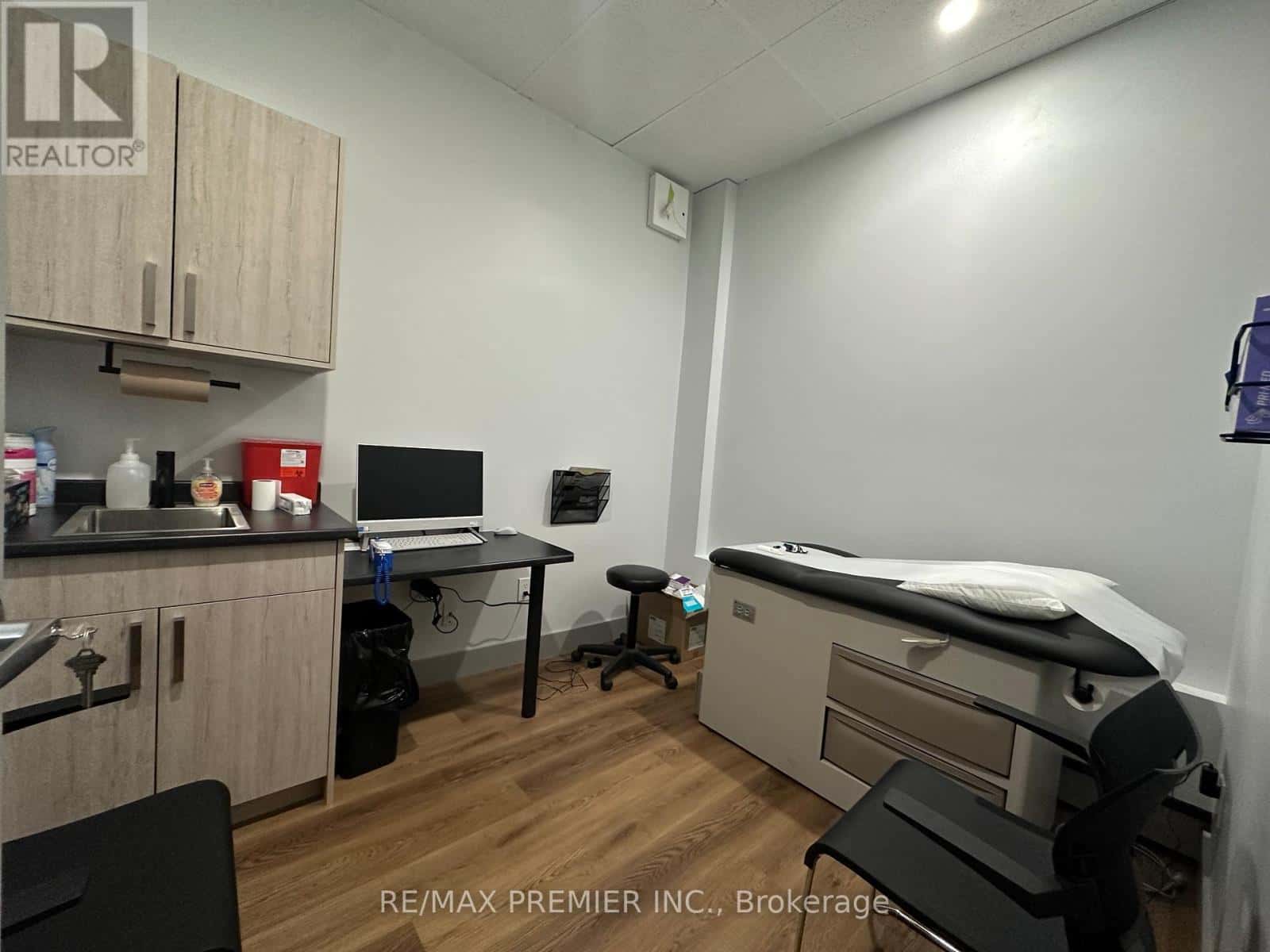 70 KING STREET E — Hamilton (Stoney Creek) - Photo 2 of 25