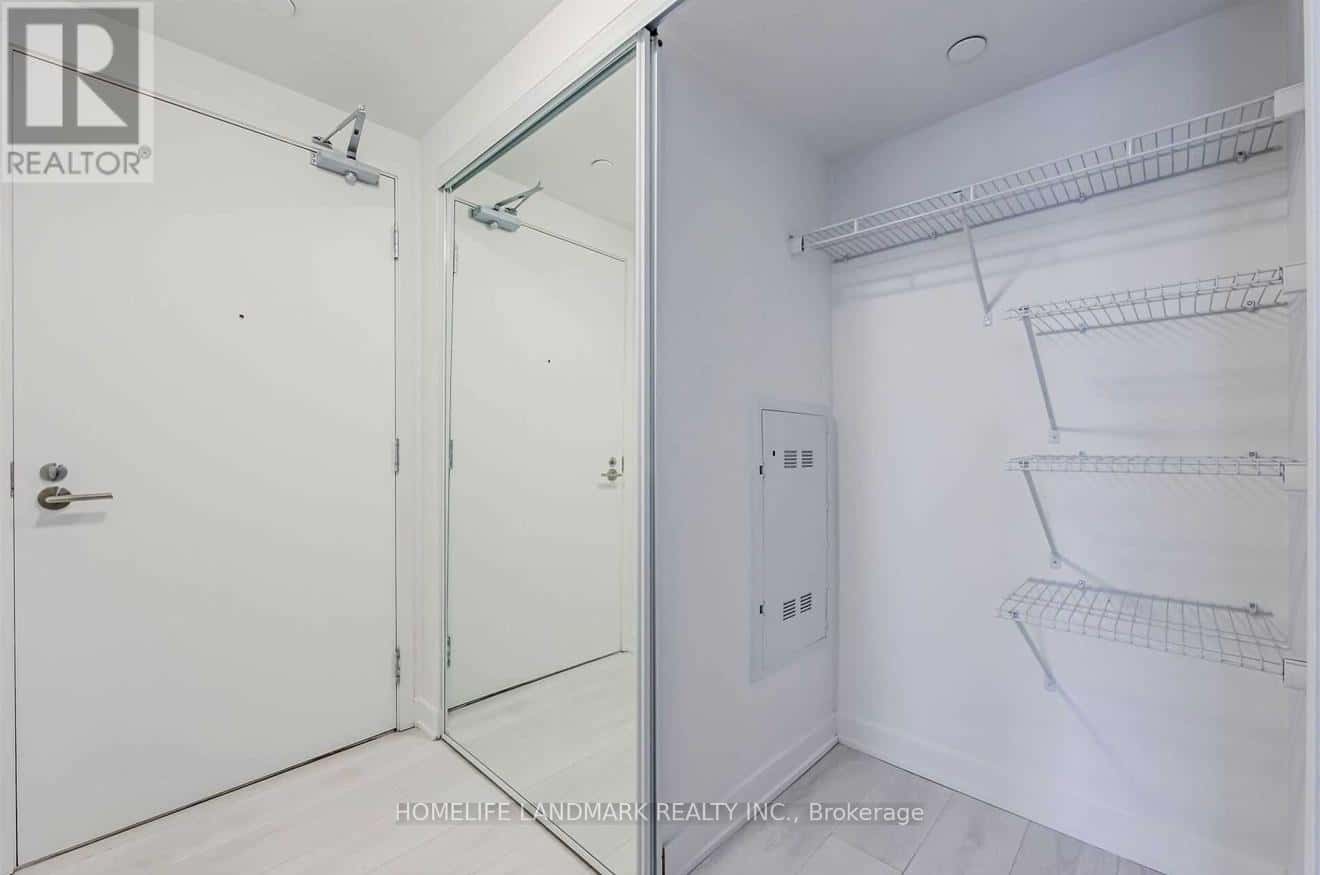 Toronto (Flemingdon Park) — Toronto (Flemingdon Park) - Photo 3 of 36