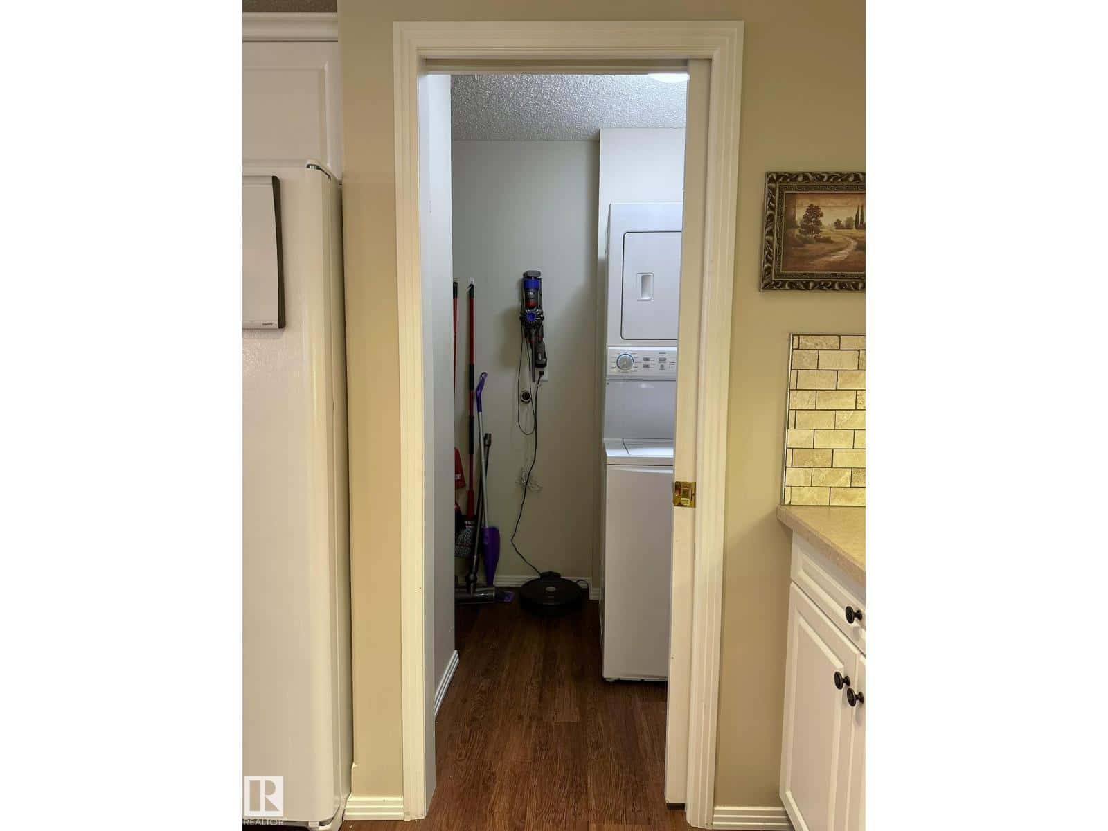 Edmonton — Edmonton - Photo 5 of 42