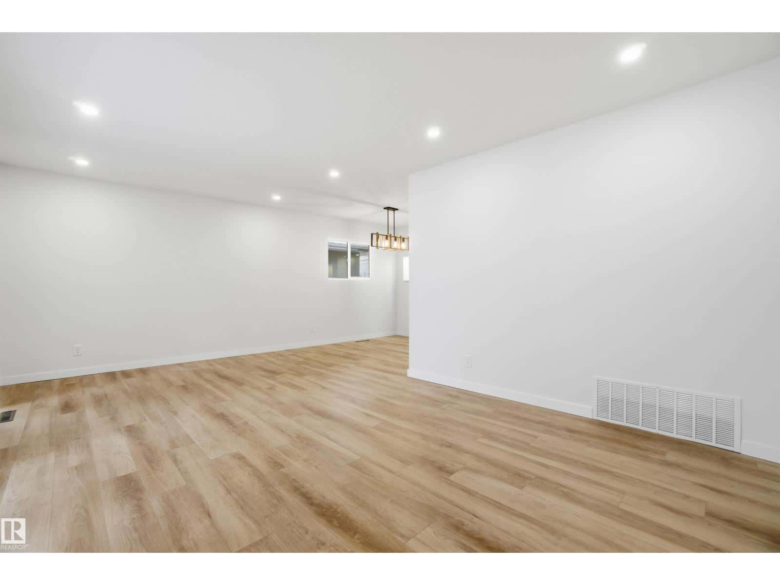 Edmonton — Edmonton - Photo 3 of 69