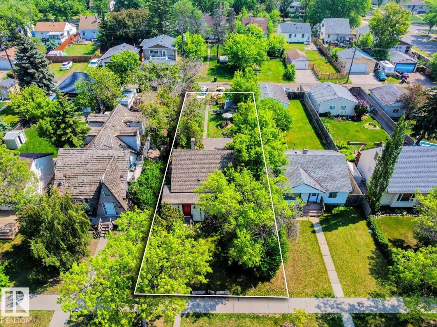 12219 107 ST NW — Edmonton, Alberta - Photo 2 of 11