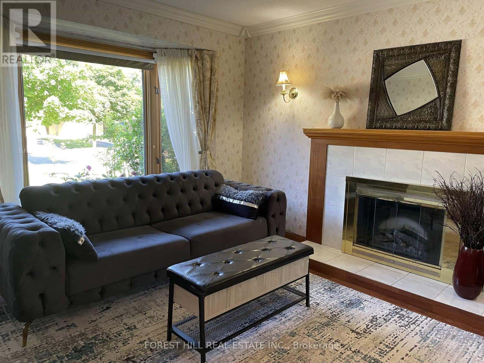 London South (South Q) — London South (South Q) - Photo 2 of 21