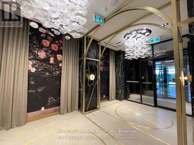 Toronto (Rosedale-Moore Park) — Toronto (Rosedale-Moore Park) - Photo 2 of 12