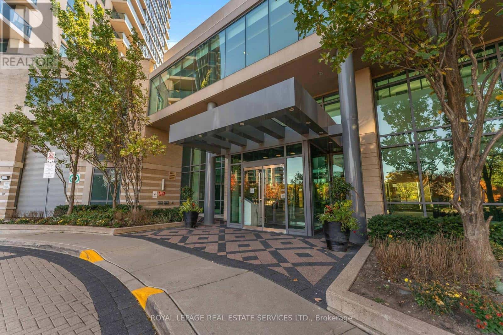 Toronto (Islington-City Centre West) — Toronto (Islington-City Centre West) - Photo 4 of 49