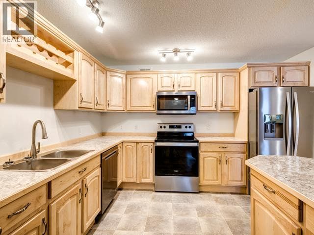218 WITCH HAZEL DRIVE — Whitehorse, Yukon - Main photo