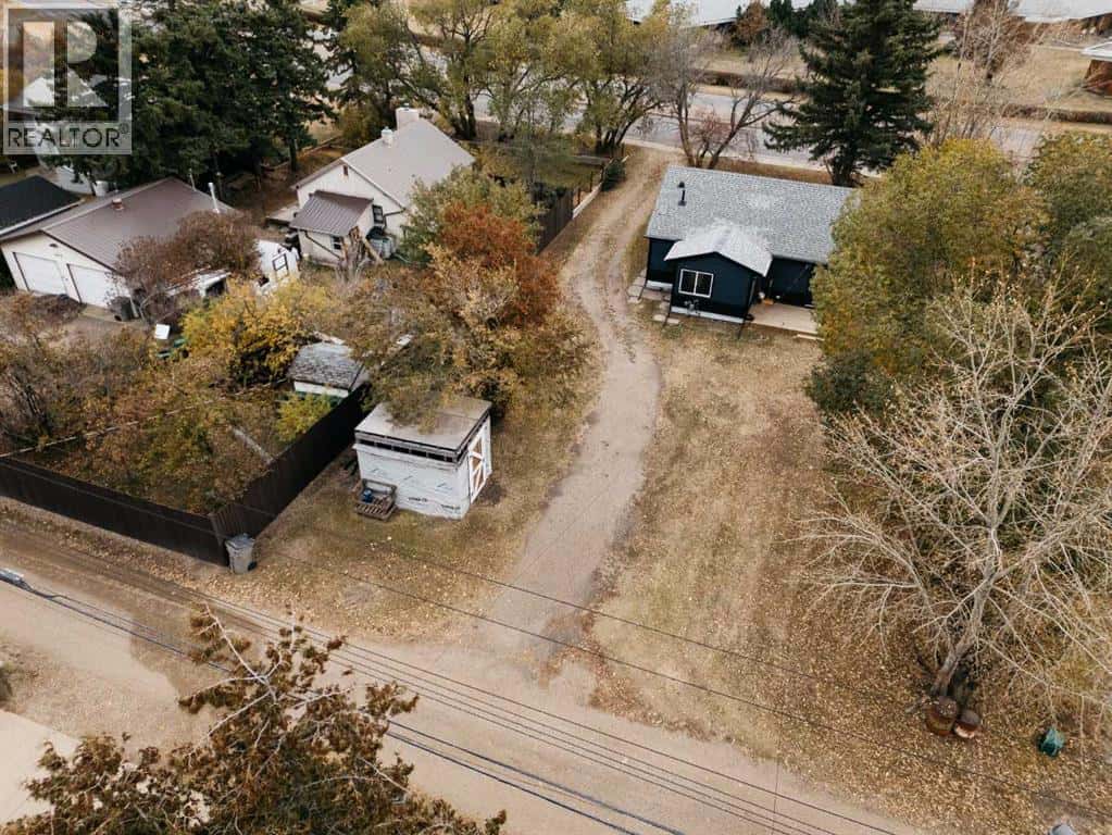 5910 50 Avenue — Stettler, Alberta - Photo 3 of 42