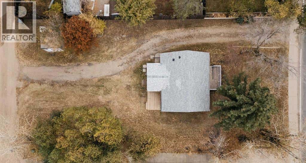 5910 50 Avenue — Stettler, Alberta - Photo 4 of 42