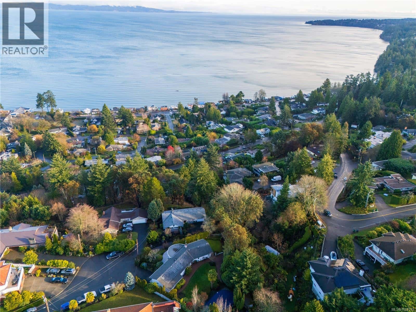 5054 Catalina Terr — Saanich, British Columbia - Photo 4 of 82