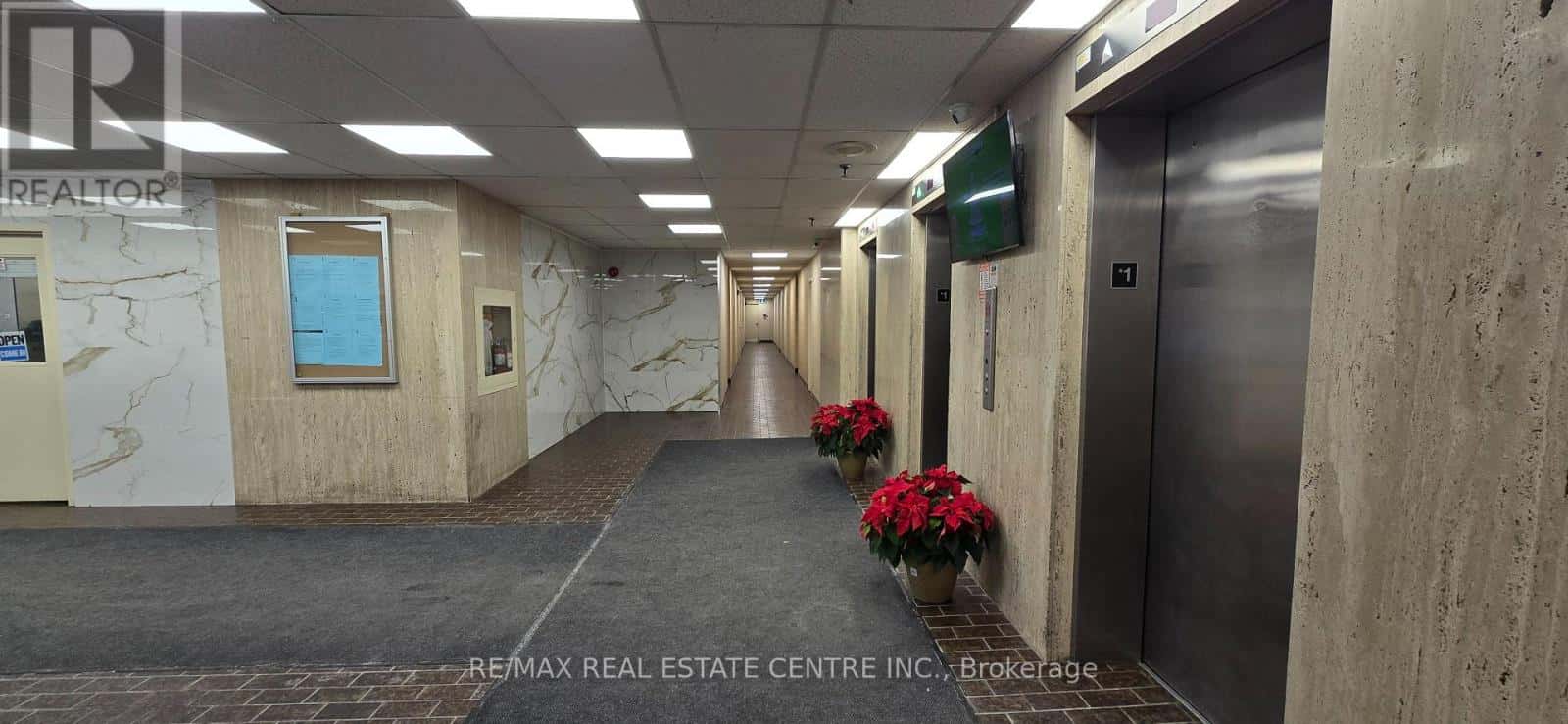 Toronto (Victoria Village) — Toronto (Victoria Village) - Photo 3 of 30