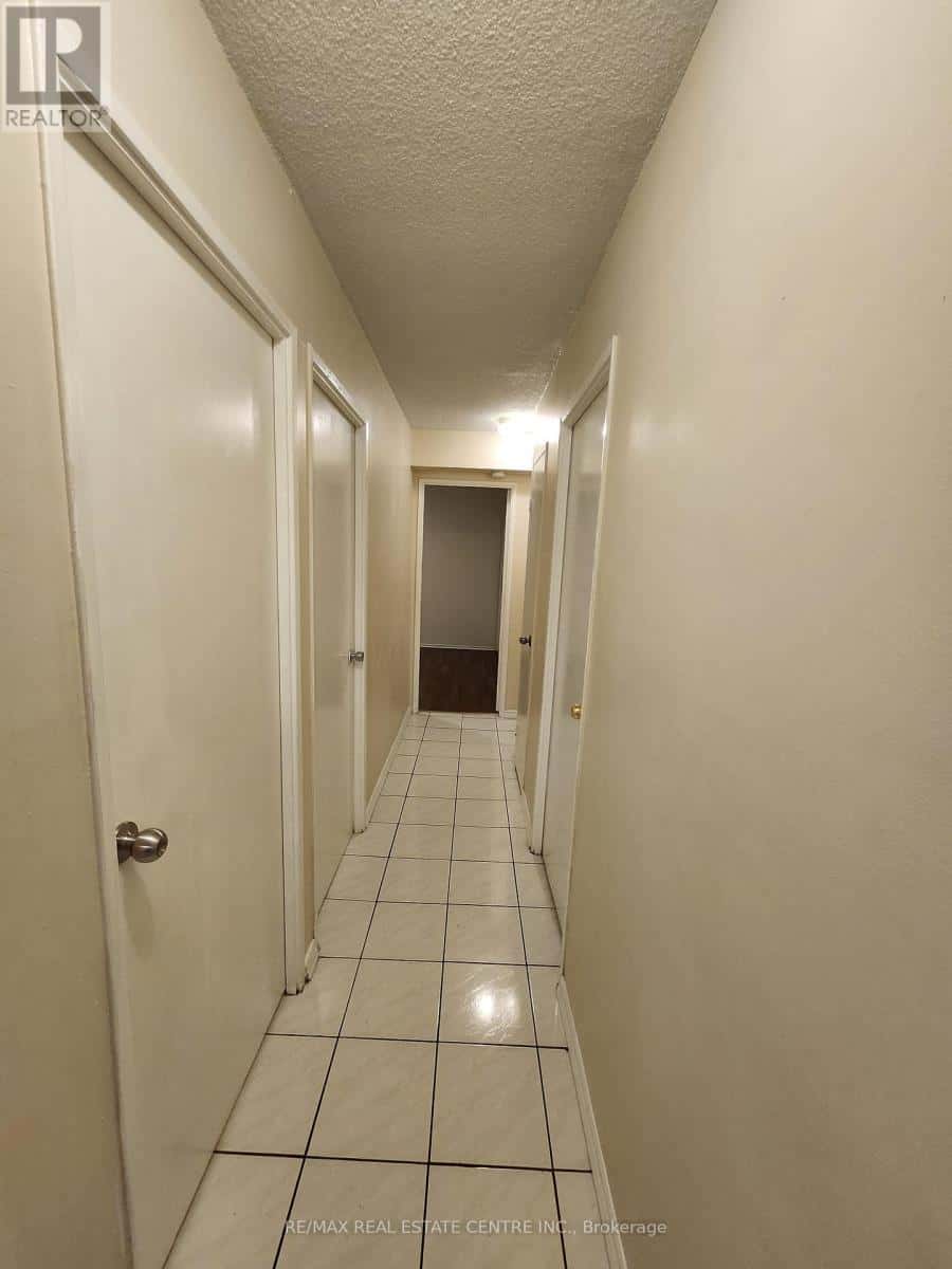 Toronto (Victoria Village) — Toronto (Victoria Village) - Photo 5 of 30