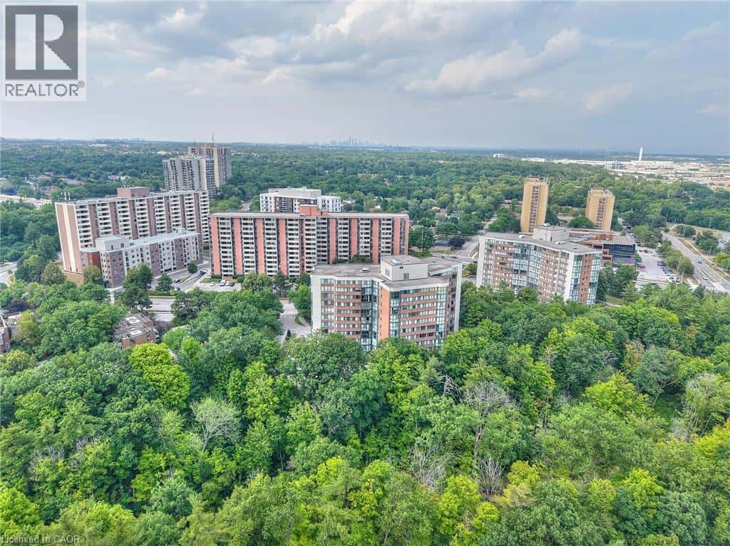 Oakville — Oakville - Photo 2 of 41