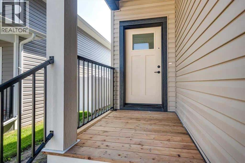 181 Norseman Close — Penhold, Alberta - Photo 3 of 46