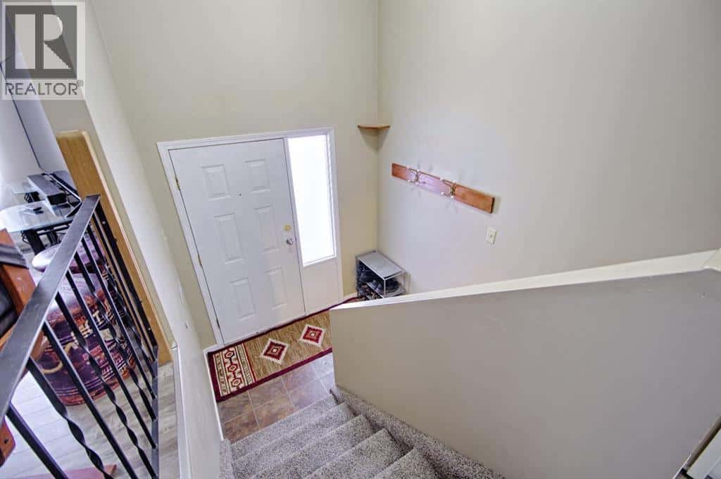 113 Cayuga Crescent W — Lethbridge, Alberta - Photo 3 of 29