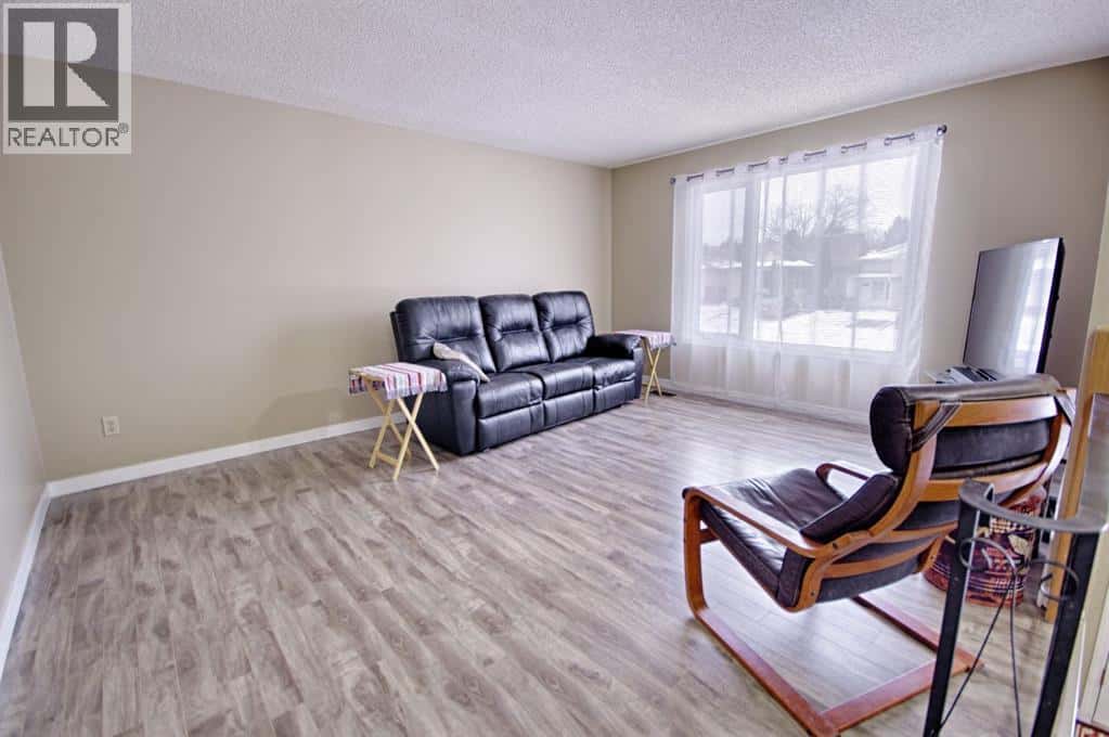 113 Cayuga Crescent W — Lethbridge, Alberta - Photo 5 of 29