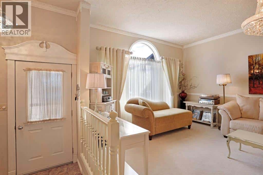 719 Parkland Drive E — Brooks, Alberta - Photo 3 of 45