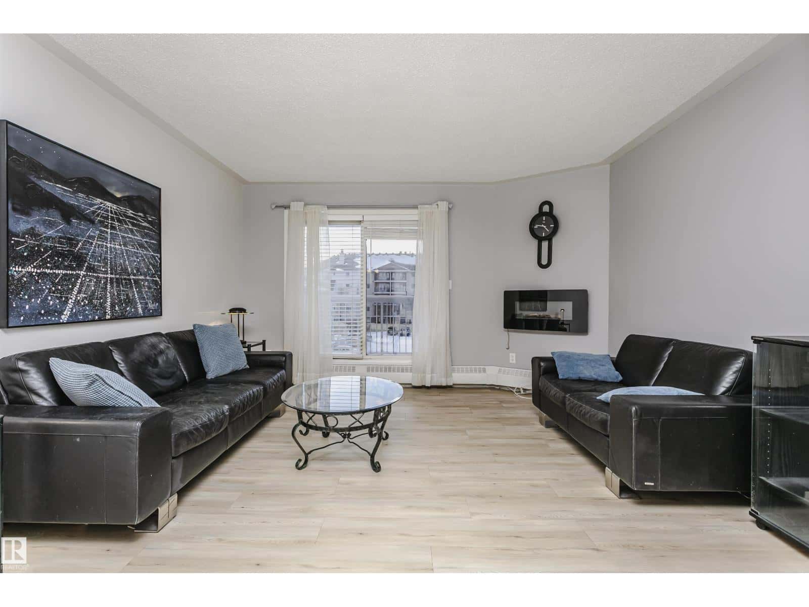 Edmonton — Edmonton - Photo 3 of 42